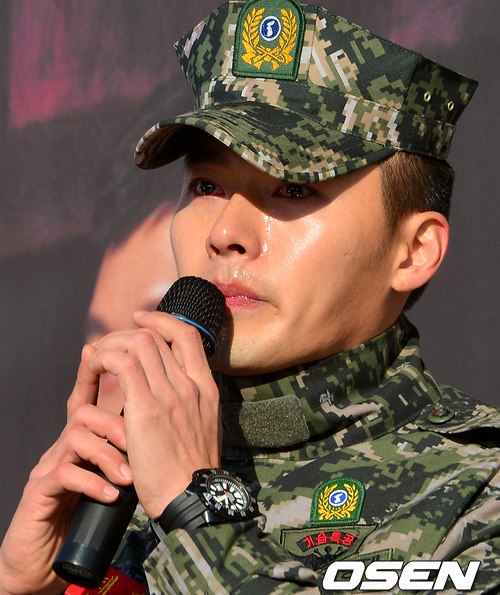 Hyun Bin rơi lệ vì cảm động trước sự chào đón nồng nhiệt của các fan trong ngày xuất ngũ 