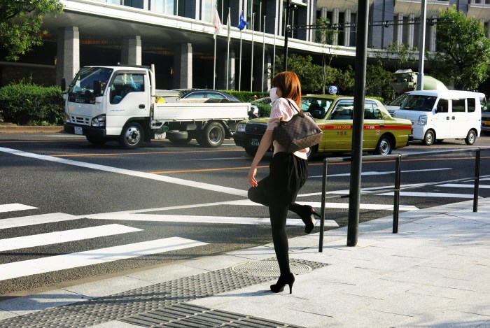 Một cô gái duyên dáng mình tình cờ bắt gặp ngoài phố