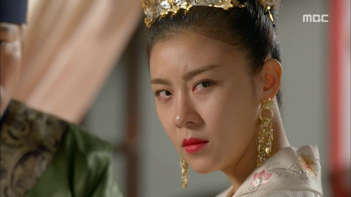 Mê nàng vì khí chất, thích ngắm nàng mỗi khi nàng tức giận, lườm sắc lẹm luôn :)))