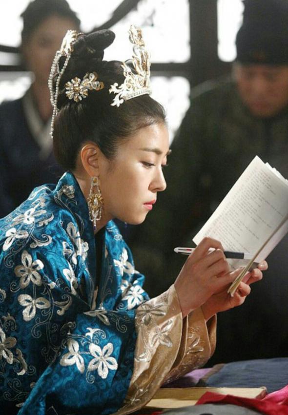 Ha Ji Won tập trung đọc kịch bản :D