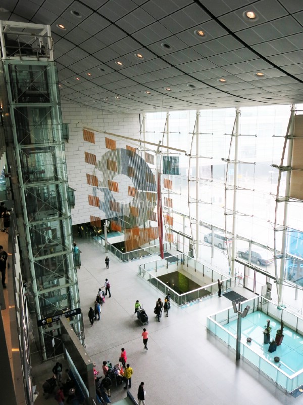 Bên trong một shopping center