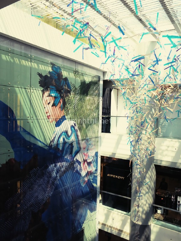 Bên trong một shopping centre 