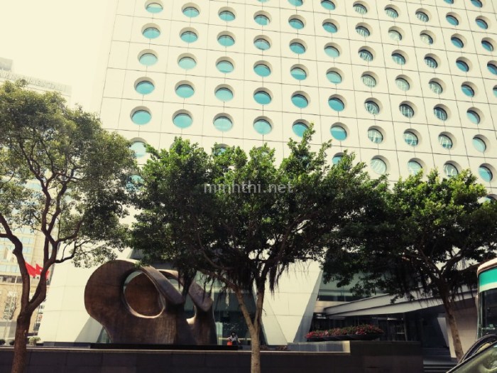 Không gian nghệ thuật bên ngoài một shopping mall