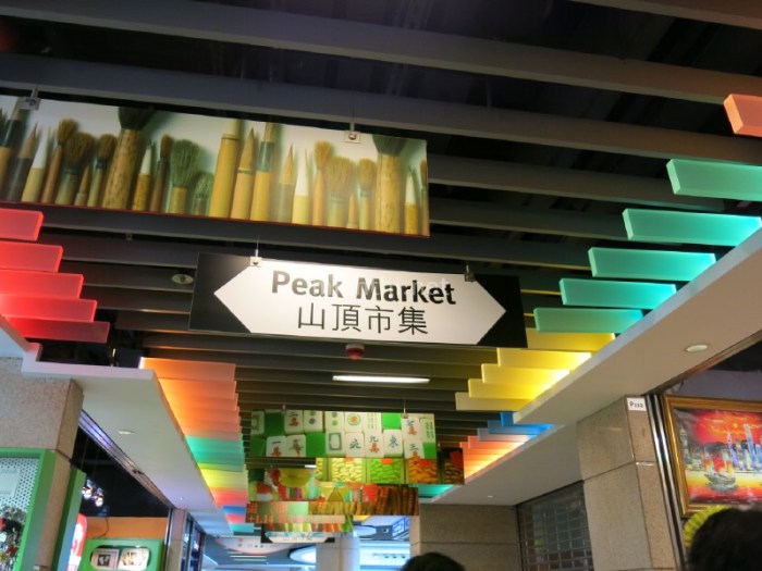 Trang trí trên trần nhà