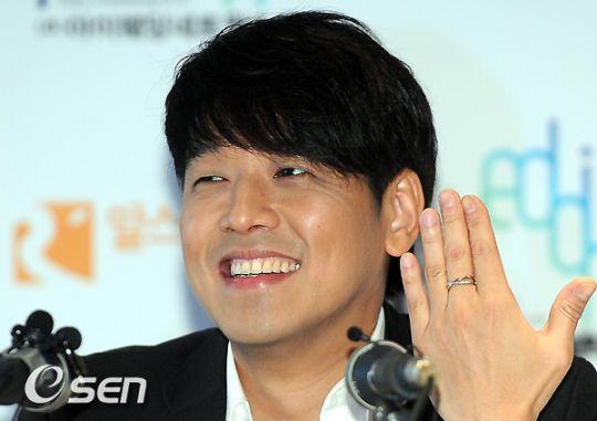 Ryu Shi Won từng hạnh phúc khoe nhẫn khi công bố kết hôn vào năm