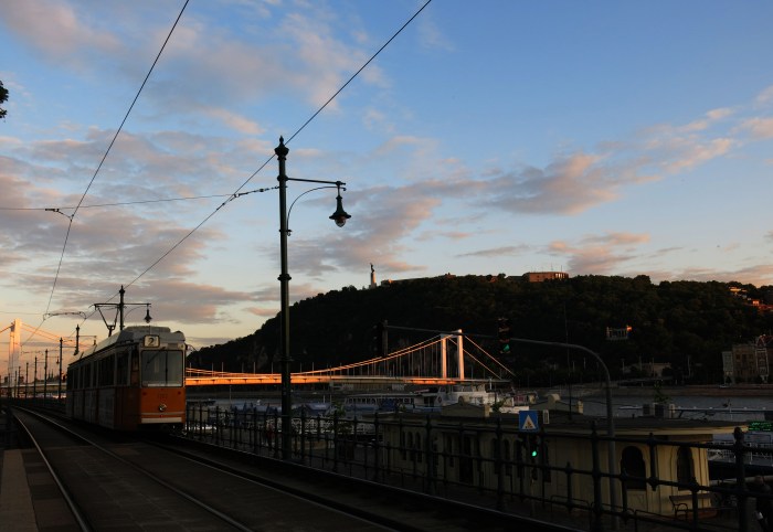 nhung-chiec-tau-dien-vang-lam-nen-ve-duyen-dang-cho-budapest